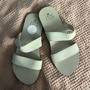 Brand new 2 strap billabong sandals in a clay color